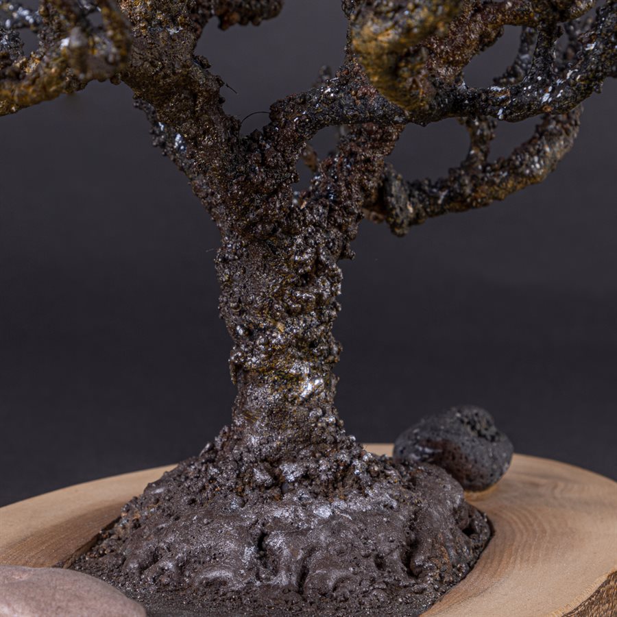 L'intrépide, arbre en acier soudé sur base bois L'intrépide, arbre en acier soudé sur base bois