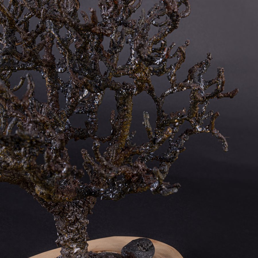 L'intrépide, arbre en acier soudé sur base bois L'intrépide, arbre en acier soudé sur base bois