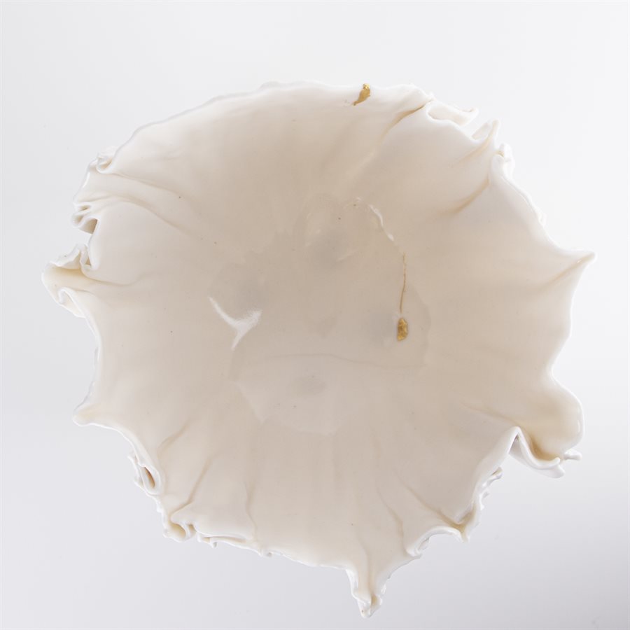 Grand bol coquelicot en porcelaine blanche et or kintsugi Grand bol coquelicot en porcelaine blanche et or kintsugi