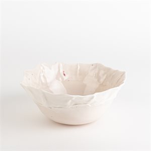 Moyen bol rose tourné et façonné