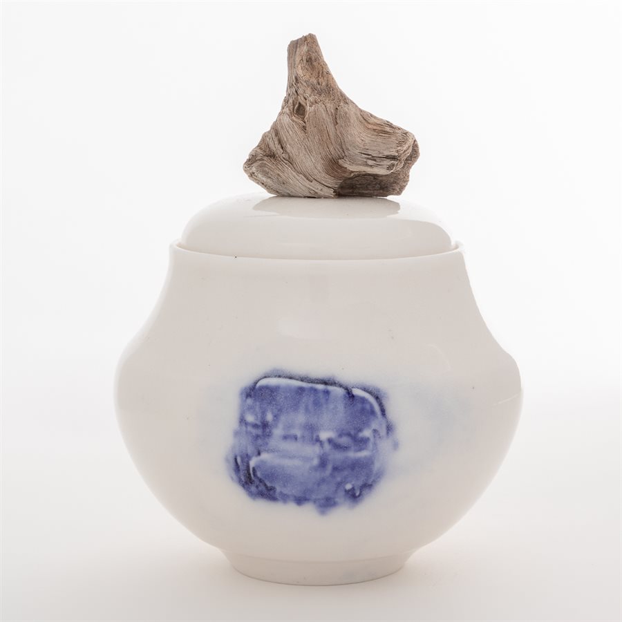 Jarre en porcelaine, ornement de bois flotté Jarre en porcelaine, ornement de bois flotté
