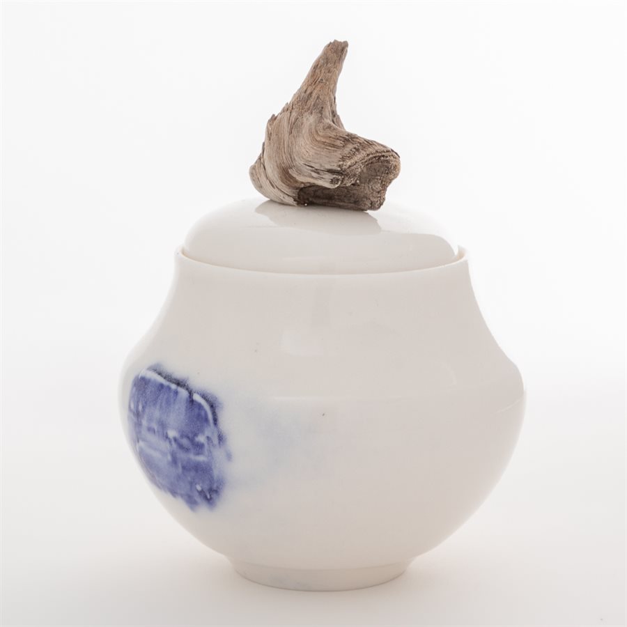 Jarre en porcelaine, ornement de bois flotté Jarre en porcelaine, ornement de bois flotté