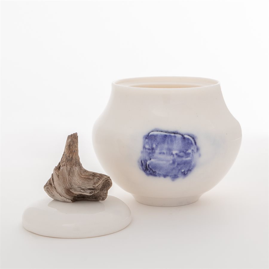 Jarre en porcelaine, ornement de bois flotté Jarre en porcelaine, ornement de bois flotté