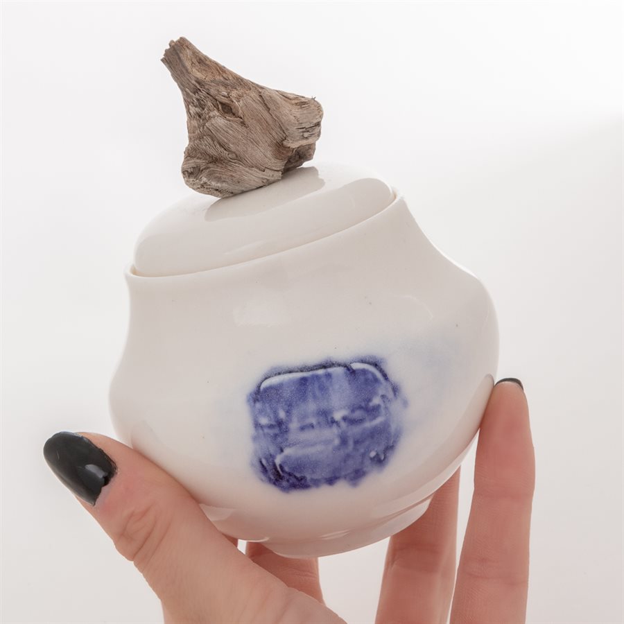 Jarre en porcelaine, ornement de bois flotté Jarre en porcelaine, ornement de bois flotté