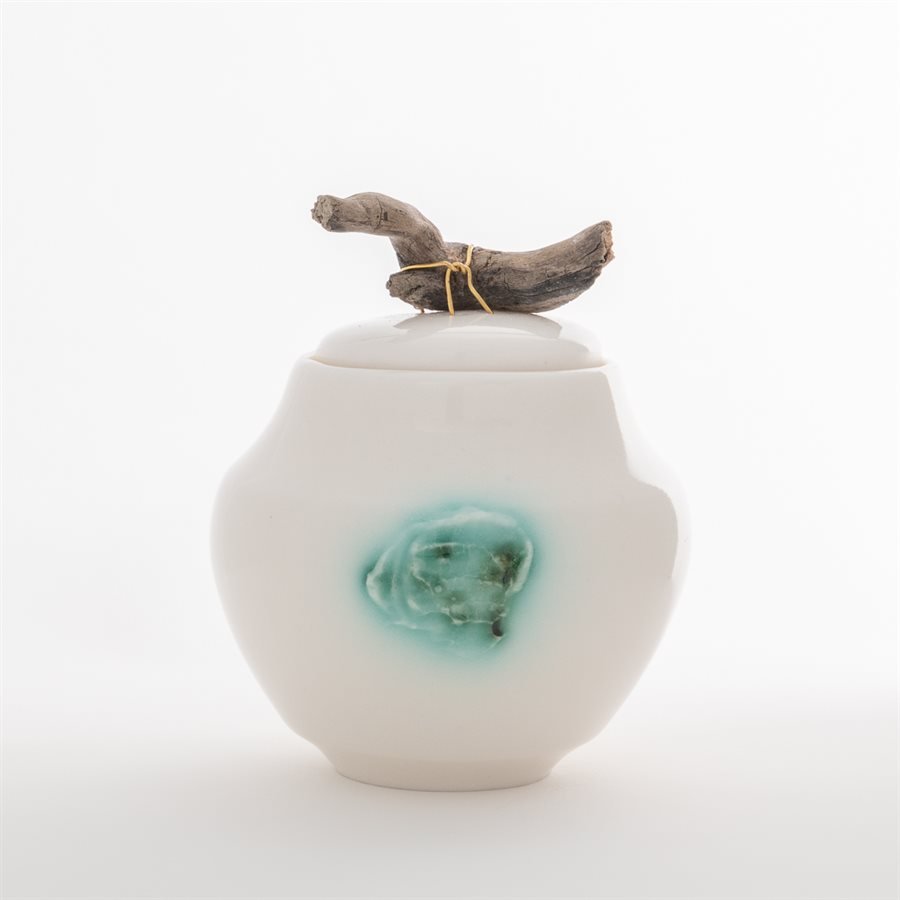 Jarre en porcelaine, ornement de bois flotté Jarre en porcelaine, ornement de bois flotté