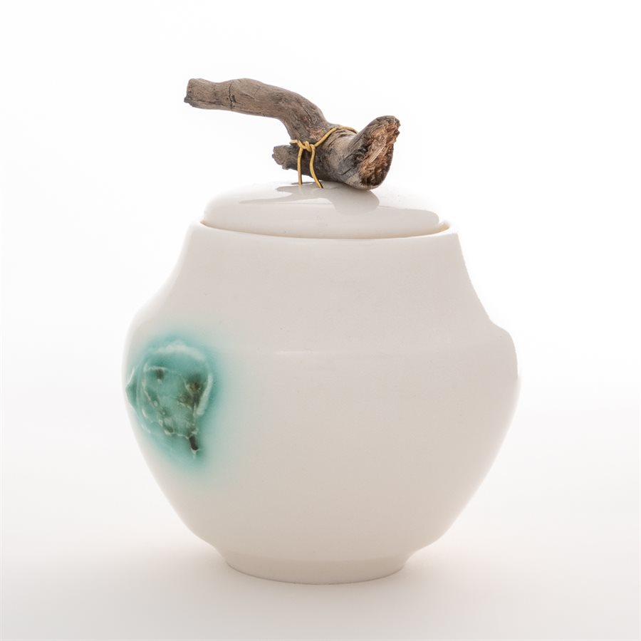 Jarre en porcelaine, ornement de bois flotté Jarre en porcelaine, ornement de bois flotté