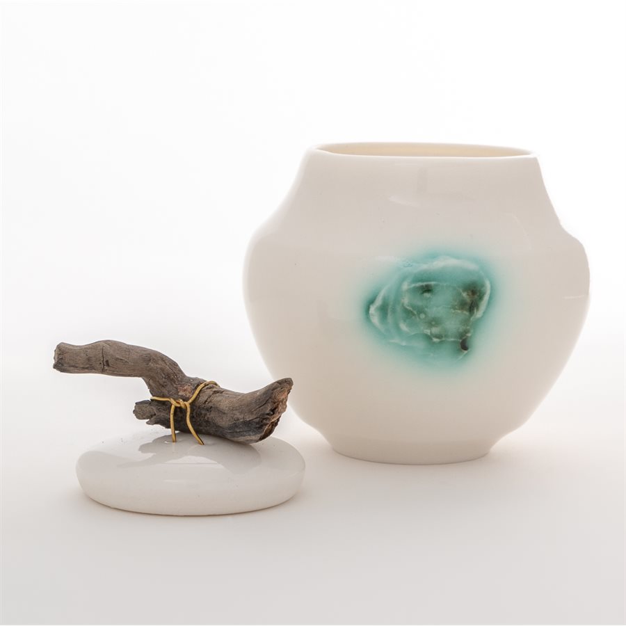 Jarre en porcelaine, ornement de bois flotté Jarre en porcelaine, ornement de bois flotté