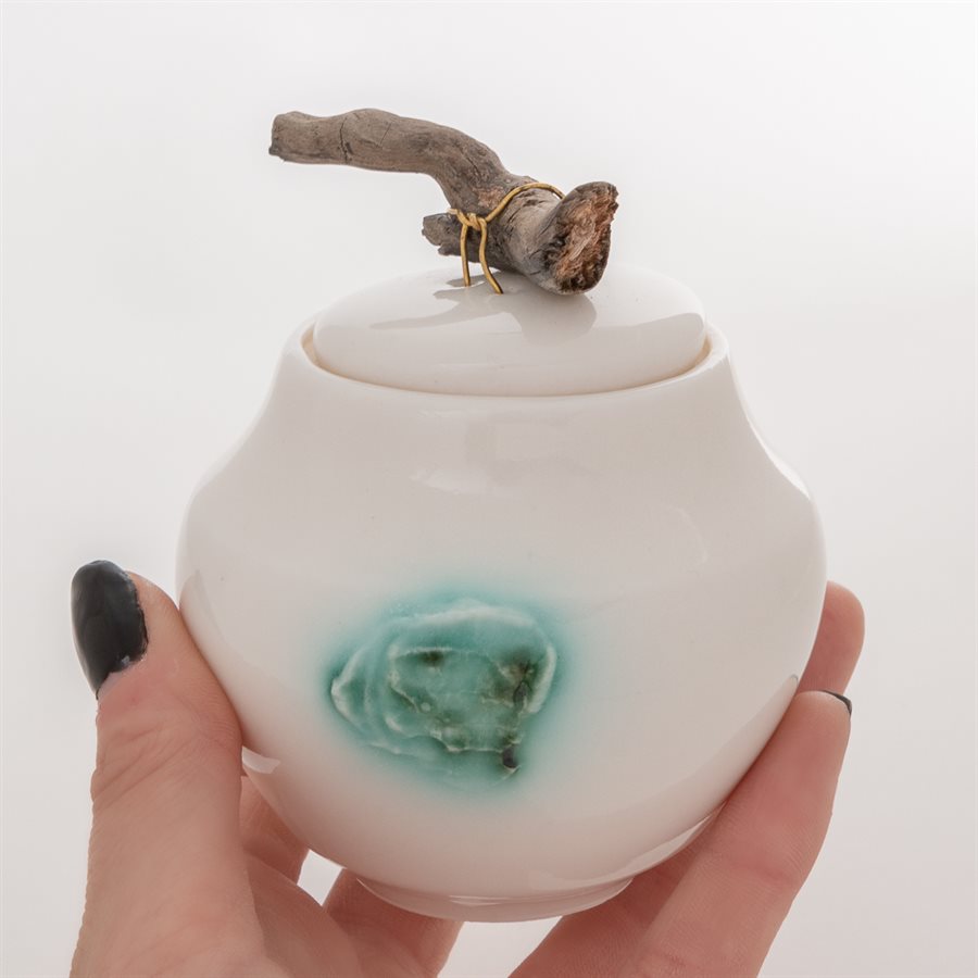 Jarre en porcelaine, ornement de bois flotté Jarre en porcelaine, ornement de bois flotté