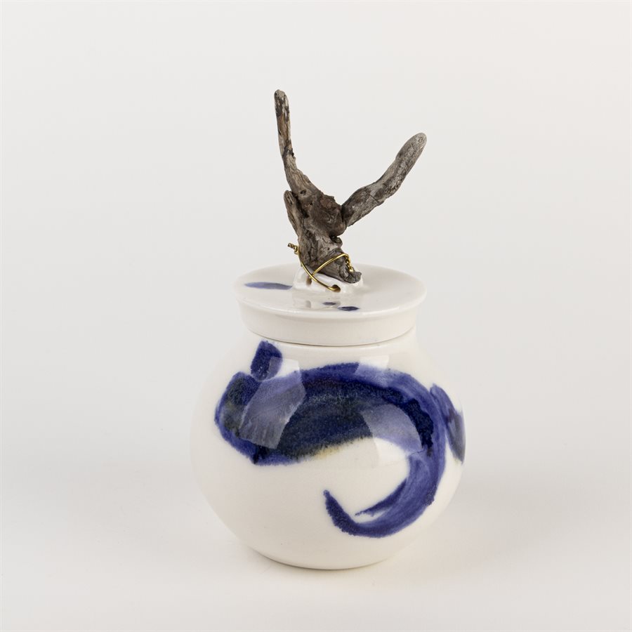 Mini jarre en porcelaine blanche et bleue avec bois flotté Mini jarre en porcelaine blanche et bleue avec bois flotté