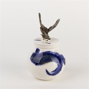 Mini jarre en porcelaine blanche et bleue avec bois flotté