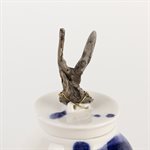 Mini jarre en porcelaine blanche et bleue avec bois flotté