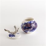 Petite jarre, blanc, bleu et rouge lustré avec bois flotté