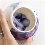 Petite jarre, blanc, bleu et rouge lustré avec bois flotté