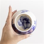 Petite jarre, blanc, bleu et rouge lustré avec bois flotté