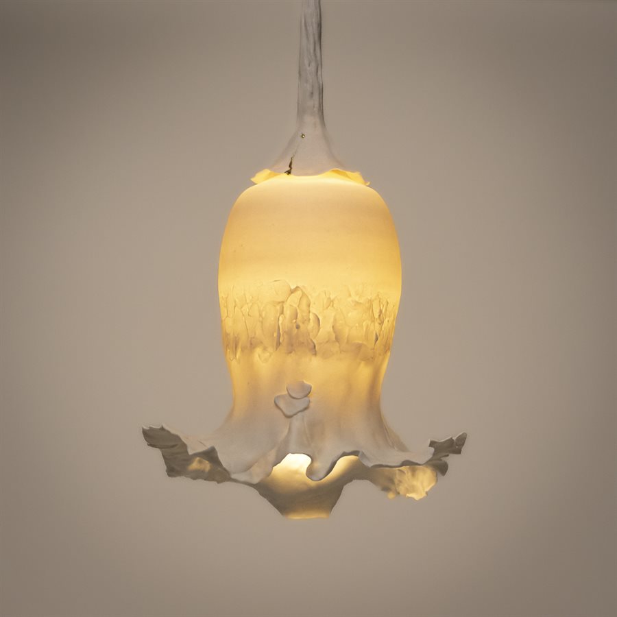 Lampe suspendue “Froufrou” en porcelaine avec effet Kintsugi