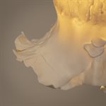 Lampe suspendue “Froufrou” en porcelaine avec effet Kintsugi