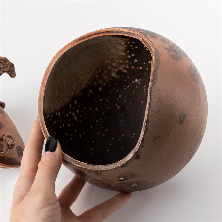 Jarre en céramique, cuisson obvara, ornement de bois flotté, modèle orangé Jarre en céramique, cuisson obvara, ornement de bois flotté, modèle orangé