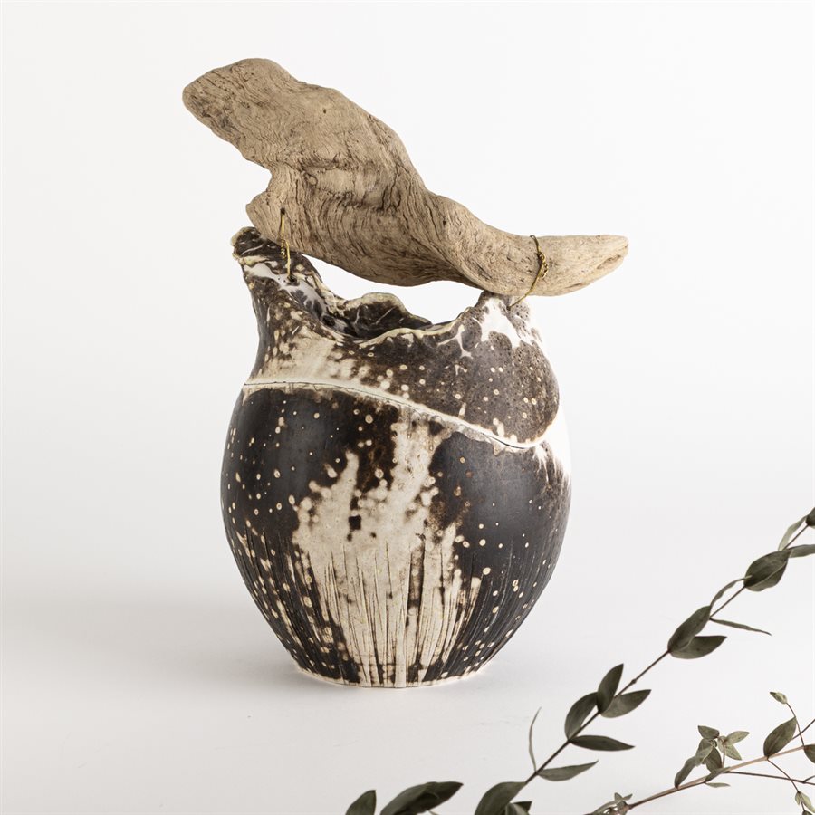 Jarre en céramique obvara avec ornement de bois flotté Jarre en céramique obvara avec ornement de bois flotté