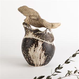 Jarre en céramique obvara avec ornement de bois flotté