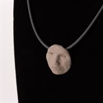 Pendentif en céramique sur cordon en caoutchouc, modèle 1