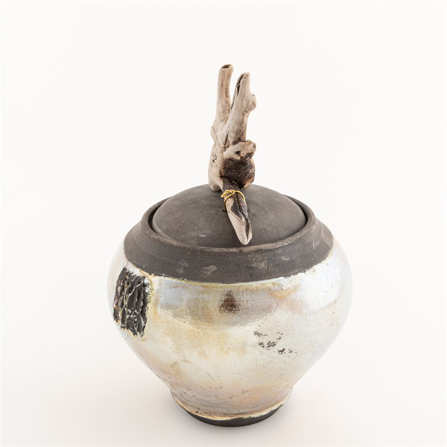 Jarre céramique, cuisson raku, glaçure dorée, ornement bois Jarre céramique, cuisson raku, glaçure dorée, ornement bois