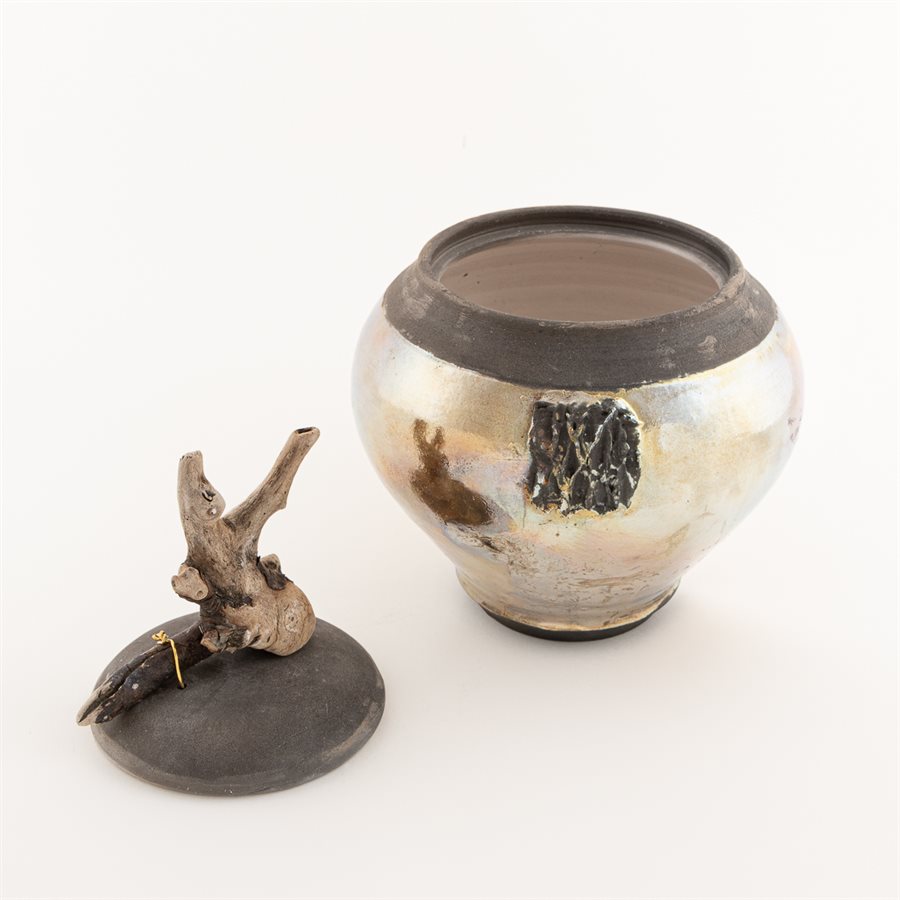 Jarre céramique, cuisson raku, glaçure dorée, ornement bois Jarre céramique, cuisson raku, glaçure dorée, ornement bois