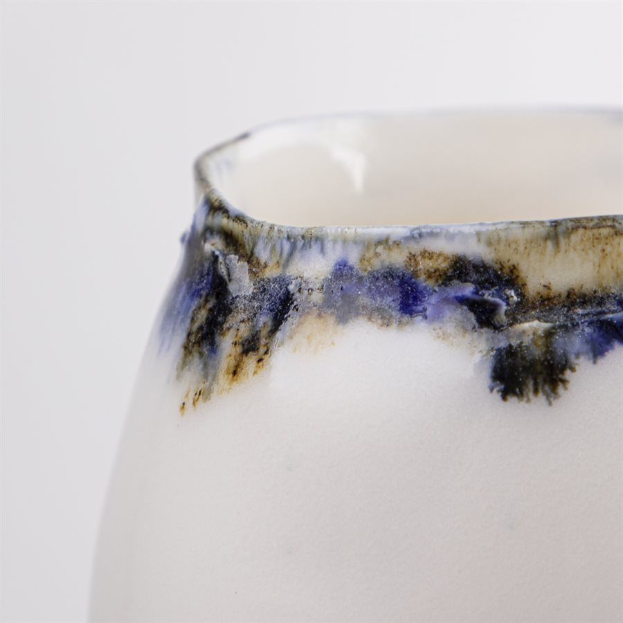 Petit verre en porcelaine au contour oxydé Petit verre en porcelaine au contour oxydé