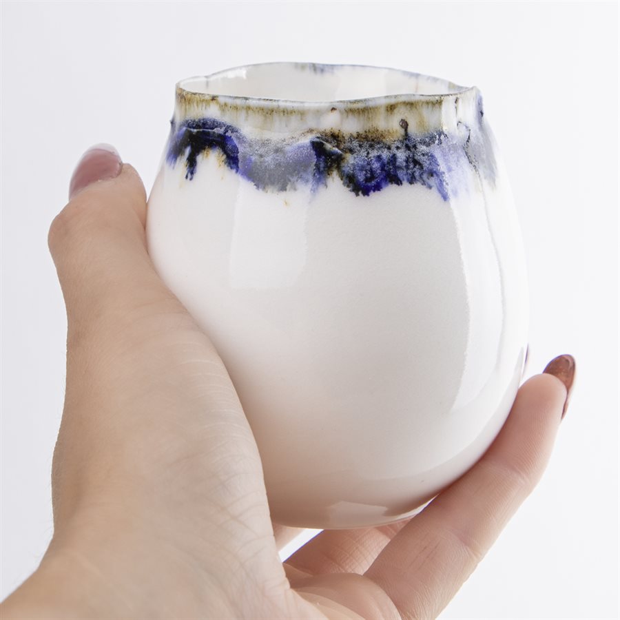 Petit verre en porcelaine au contour oxydé Petit verre en porcelaine au contour oxydé
