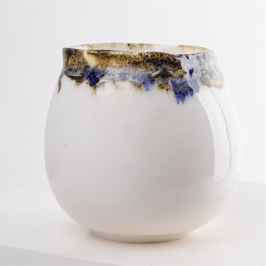 Petit verre en porcelaine au contour oxydé Petit verre en porcelaine au contour oxydé