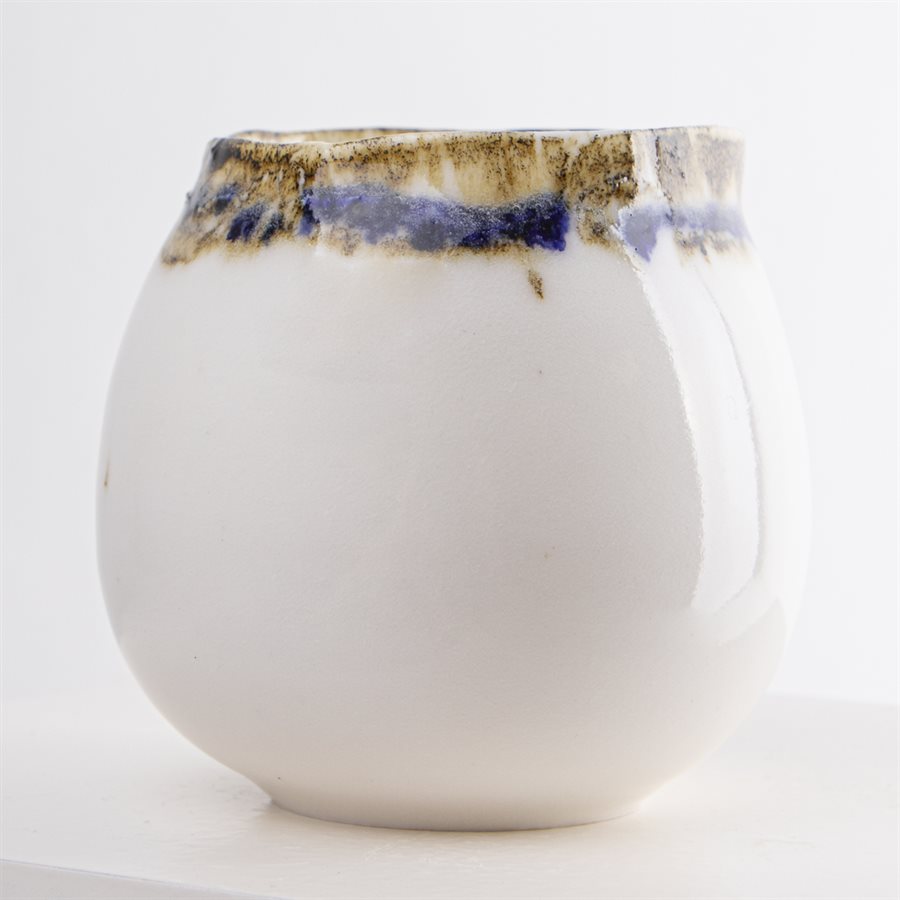 Petit verre en porcelaine au contour oxydé Petit verre en porcelaine au contour oxydé