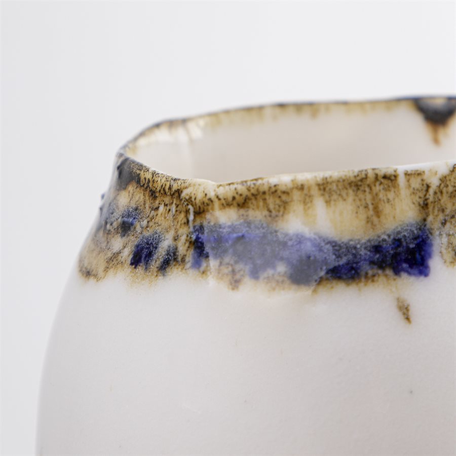 Petit verre en porcelaine au contour oxydé Petit verre en porcelaine au contour oxydé