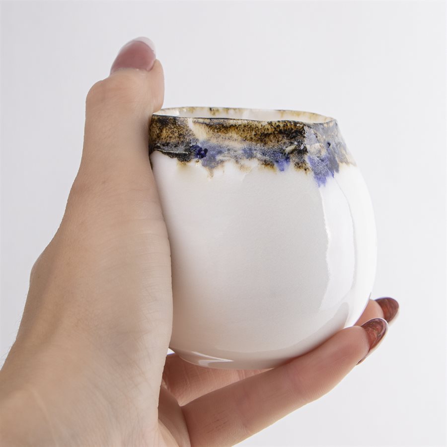 Petit verre en porcelaine au contour oxydé Petit verre en porcelaine au contour oxydé