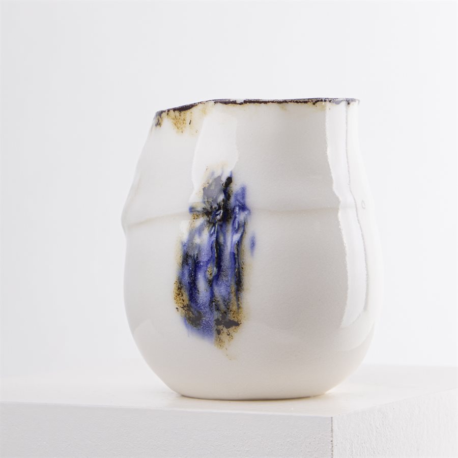 Petit verrre en porcelaine, contour oxydé et ornement bleu Petit verrre en porcelaine, contour oxydé et ornement bleu
