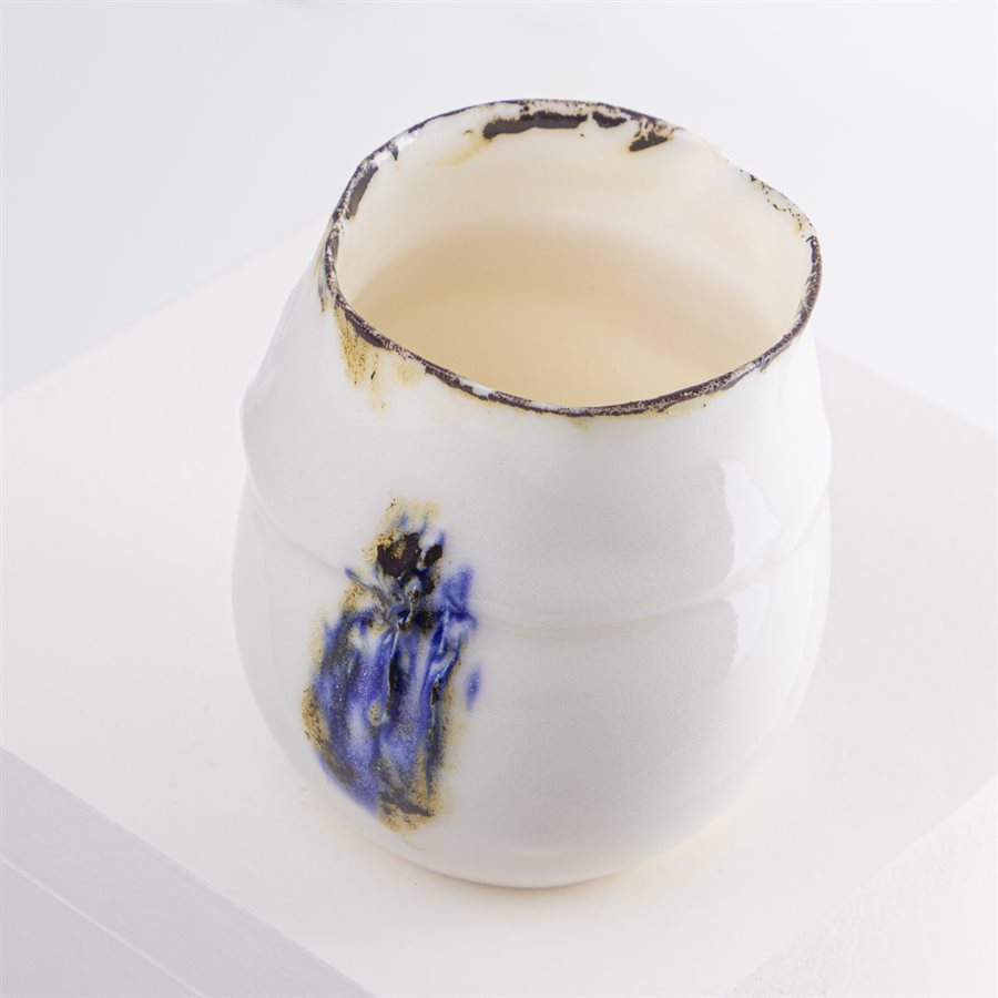 Petit verrre en porcelaine, contour oxydé et ornement bleu Petit verrre en porcelaine, contour oxydé et ornement bleu