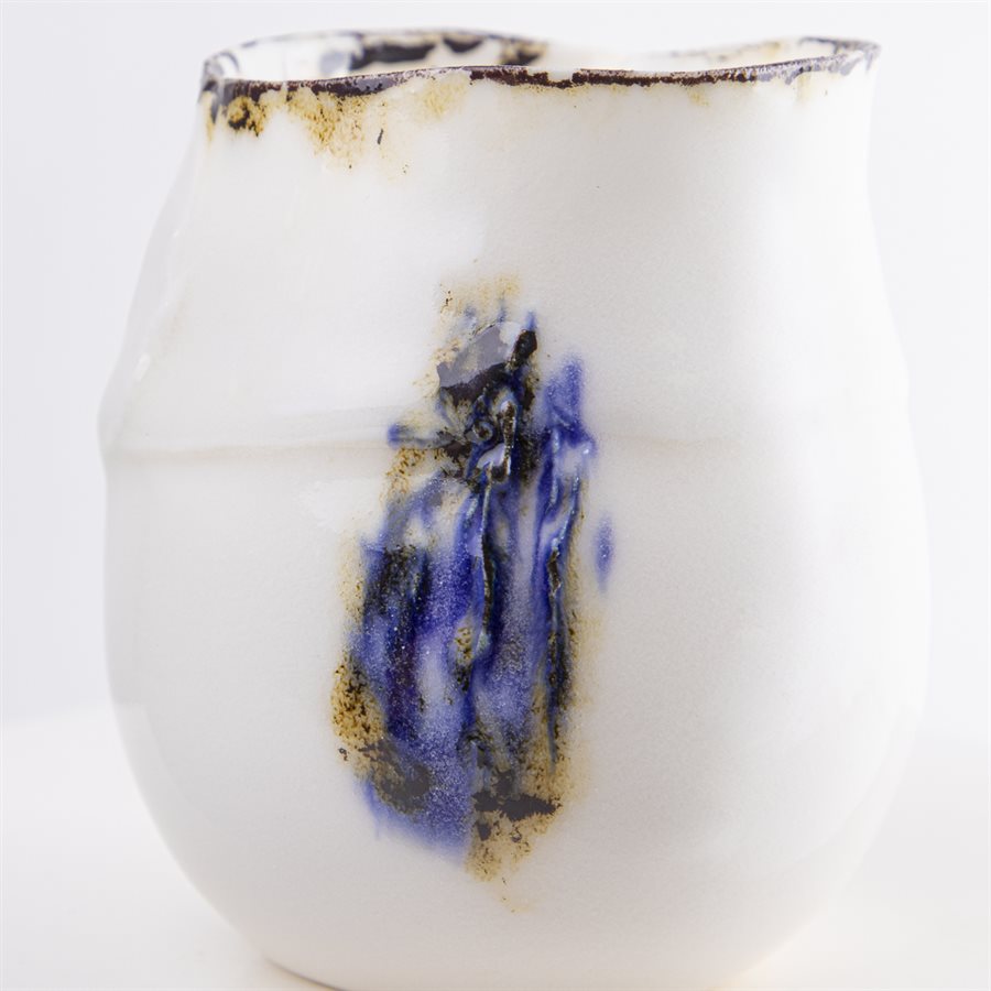 Petit verrre en porcelaine, contour oxydé et ornement bleu Petit verrre en porcelaine, contour oxydé et ornement bleu