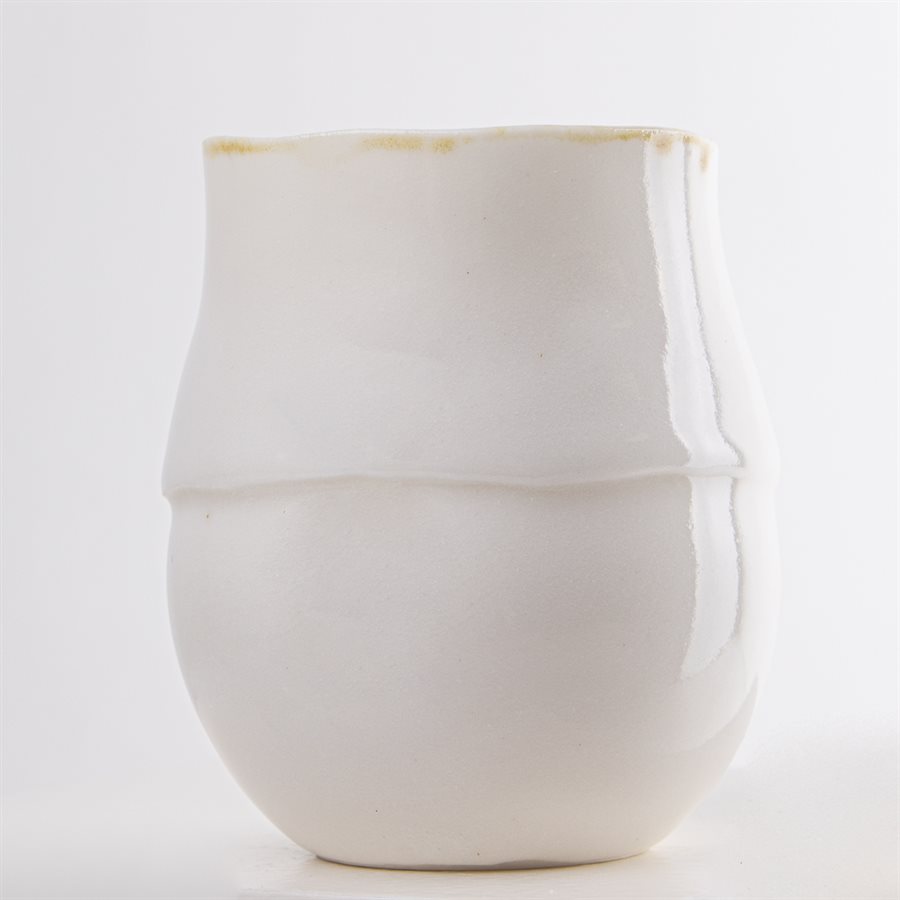 Petit verrre en porcelaine, contour oxydé et ornement bleu Petit verrre en porcelaine, contour oxydé et ornement bleu