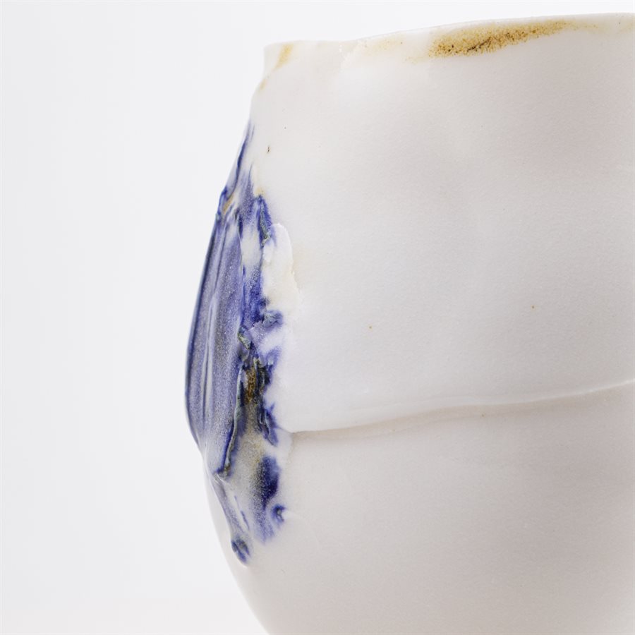 Petit verrre en porcelaine, contour oxydé et ornement bleu Petit verrre en porcelaine, contour oxydé et ornement bleu