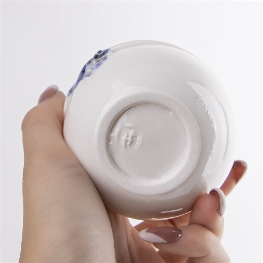 Petit verrre en porcelaine, contour oxydé et ornement bleu Petit verrre en porcelaine, contour oxydé et ornement bleu