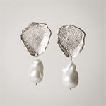 Boucle d'oreille FAUVE - Argent et perle blanche Boucle d'oreille FAUVE - Argent et perle blanche