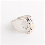 Bague en argent orné d'or, modèle ajouré désaxé, grandeur 7