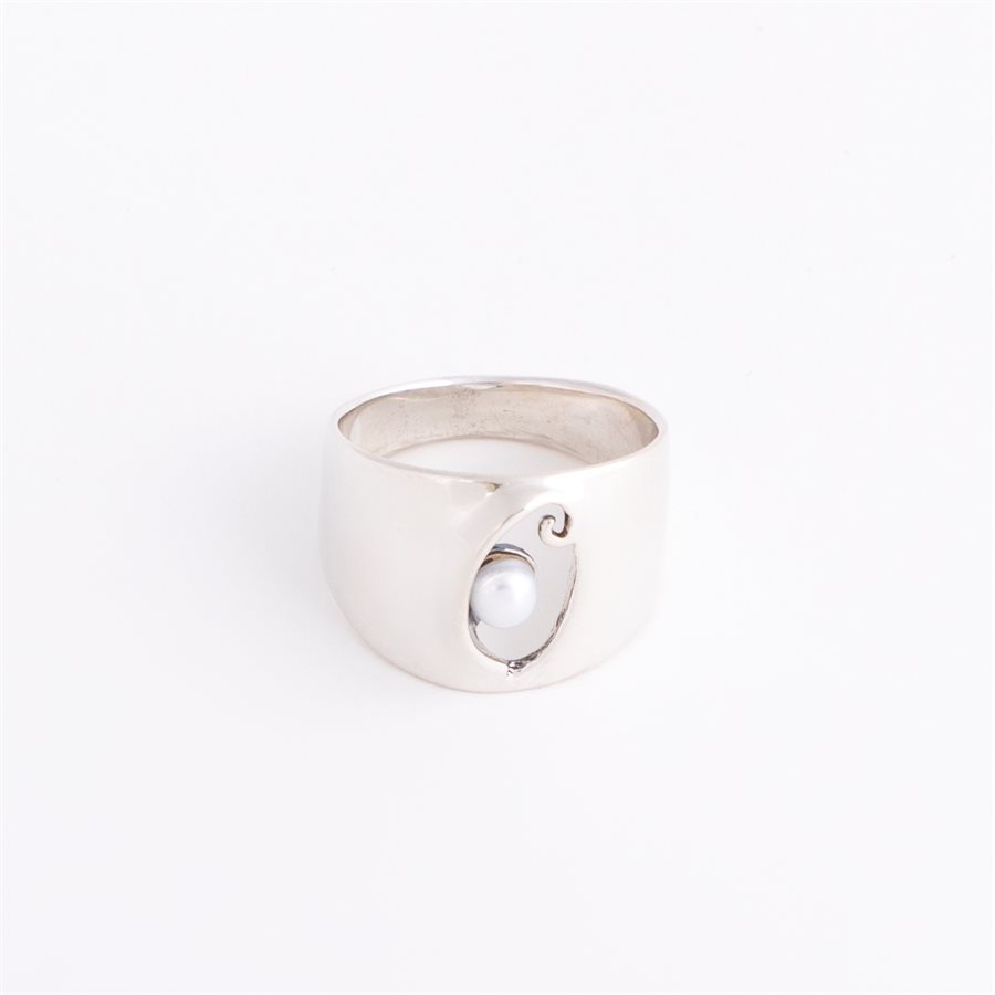 Silver ring adorned with a freshwater pearl, oval openwork model, size 8¼