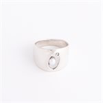 Bague en argent ornée d'une perle d'eau douce, modèle ajouré ovale