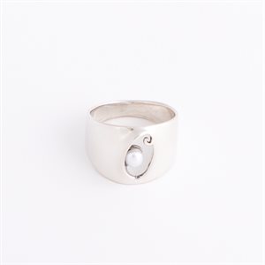 Bague en argent ornée d'une perle d'eau douce, modèle ajouré ovale, grandeur 7¼