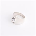 Silver ring adorned with a freshwater pearl, oval openwork model, size 8¼