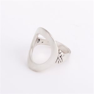 Bague ovale en argent, modèle vide au centre, grandeur 7¾