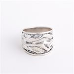 Bague large en argent texturé, effet tissu plissé