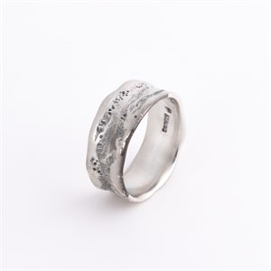 Wide bangle ring in textured silver, size 9¼