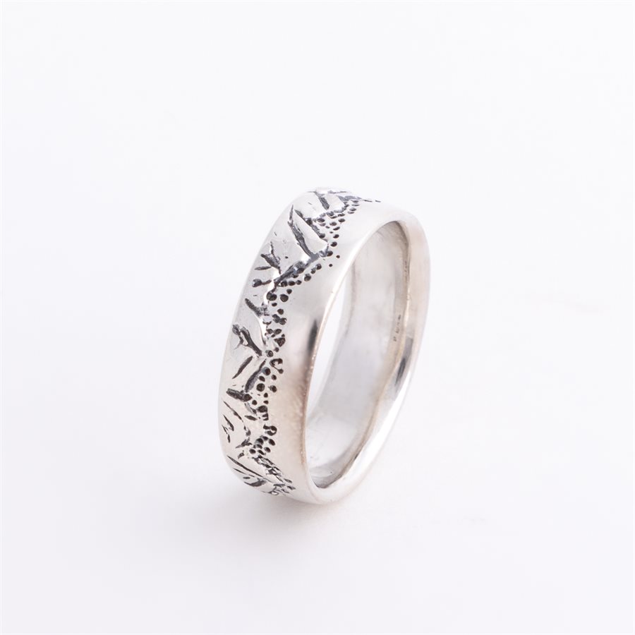 Bague jonc large en argent texturé, effet montagne, grandeur 9½