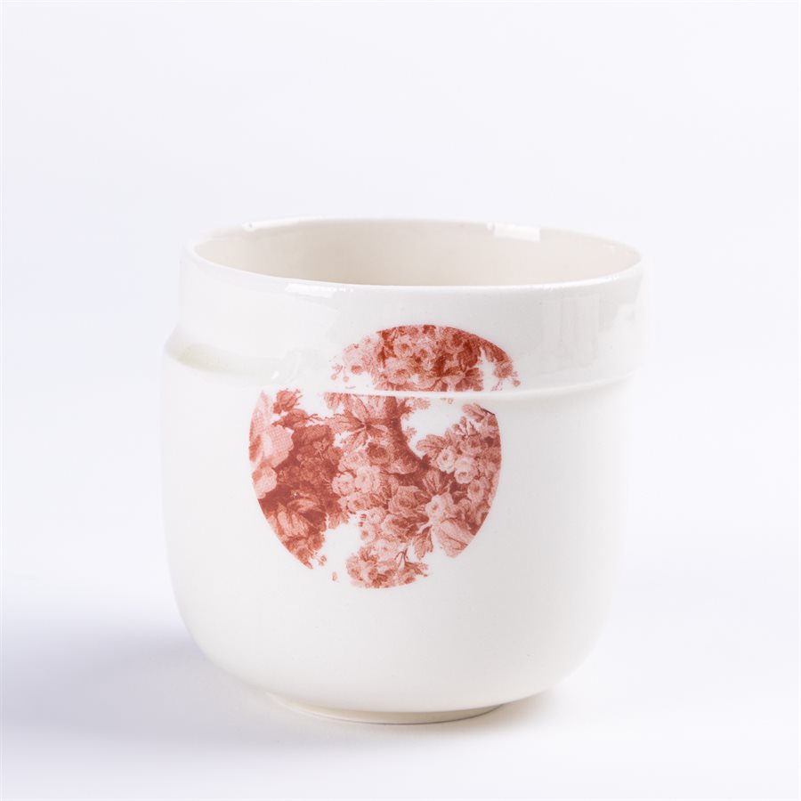Petit gobelet glitch, céramique et décalque rose sépia Petit gobelet glitch, céramique et décalque rose sépia
