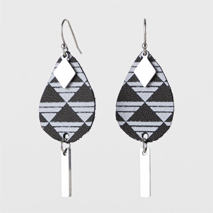 Boucle d'oreille unique en cuir sérigraphié 11 Boucle d'oreille unique en cuir sérigraphié 11